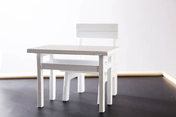Miniatur Tisch Und Stuhl Auf Tafel — Stockfoto