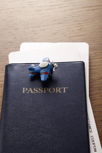 Conceito Viagem Passaporte Pequeno Avião Fundo Madeira Com Espaço Cópia — Fotografia de Stock