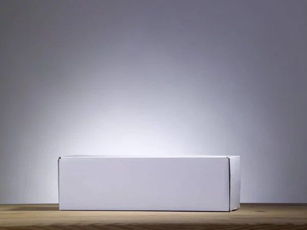 木製のテーブルで空白のホワイト ペーパー ボックス — ストック写真