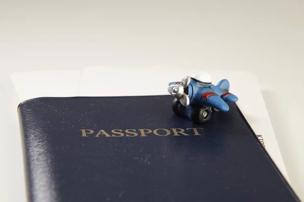 Концепція Подорожі Паспорт Маленький Літак Дерев Яному Фоні Копіювальним Простором — стокове фото