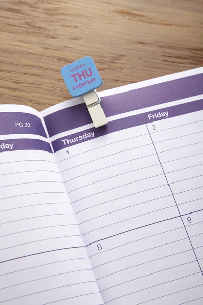 Ahşap arka plan sayfasında takvim açın, yakın çekim.