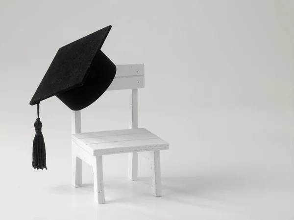 Chaise École Miniature Rouleau Diplôme Panneau Mortier Sur Fond Blanc — Photo