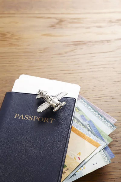 Концепція Подорожі Паспорт Маленький Літак Дерев Яному Фоні Копіювальним Простором — стокове фото
