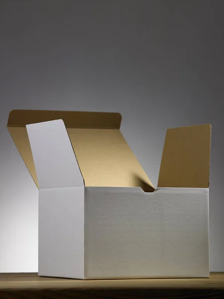 Caixa Papel Branco Branco Mesa Madeira — Fotografia de Stock