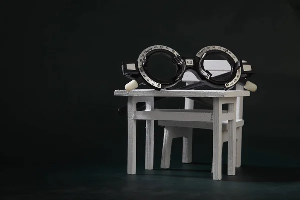 Augenuntersuchungsgerät Mit Mini Tisch Und Stuhl — Stockfoto
