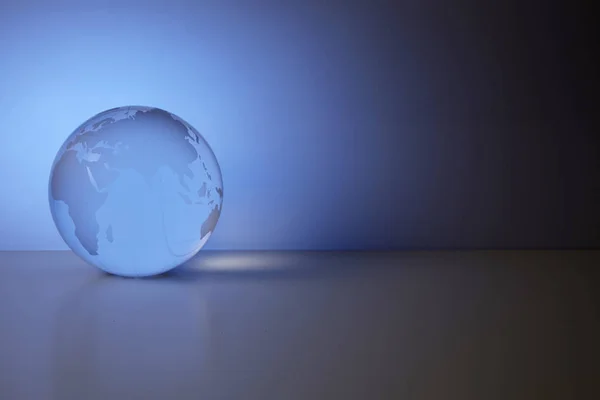 Gros Plan Globe Verre Sur Fond Bleu — Photo