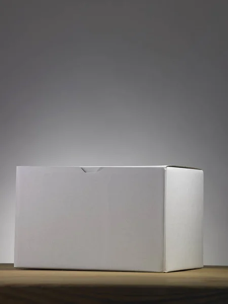 Κενό Λευκό Χάρτινο Κουτί Ξύλινο Τραπέζι — Φωτογραφία Αρχείου