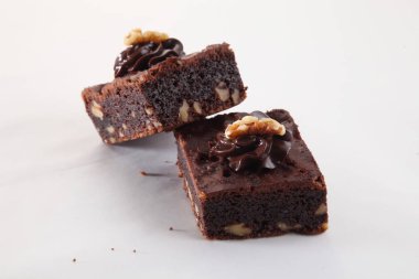 Beyaz arka plan üzerinde brownie bölümünü