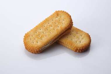 Fıstık ezmesi krem ve beyaz arka plan üzerinde bisküvi