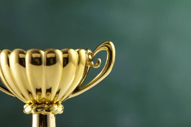 yazı tahtası önünde kupa