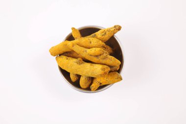 Beyaz arka plan üzerinde kuru zerdeçal kökü