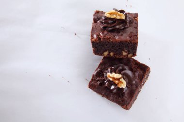 Beyaz arka plan üzerinde brownie bölümünü