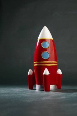 oyuncak roket üzerinde kopya alanı ile yazı tahtası