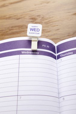 Ahşap arka plan sayfasında takvim açın, yakın çekim.