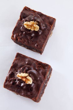 Beyaz arka plan üzerinde brownie bölümünü