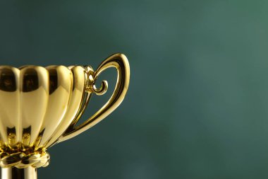 yazı tahtası önünde kupa