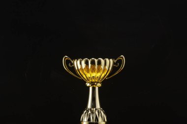 yazı tahtası önünde kupa