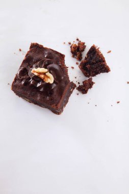 Beyaz arka plan üzerinde kırıntısı ile kek