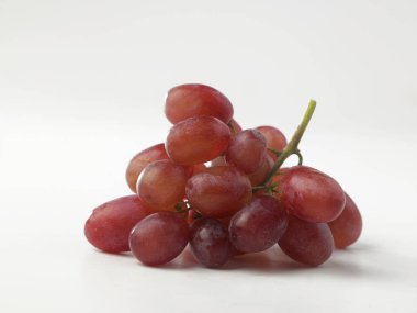 kırmızı üzüm beyaz izole kapatmak