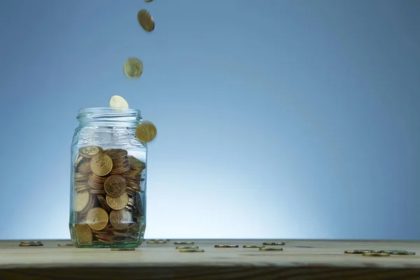 Münzen Fallen Ins Glas Finanzkonzept Zum Sparen — Stockfoto