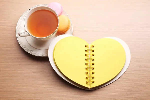 Tasse Heißen Englischen Tee Mit Macarons Und Herzförmigem Notizbuch — Stockfoto