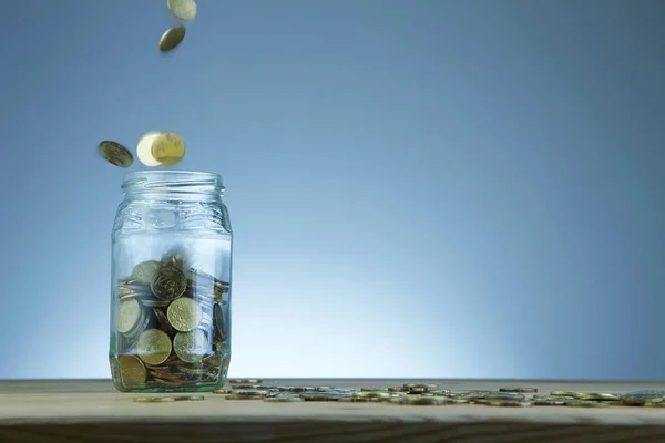 Münzen Fallen Ins Glas Finanzkonzept Zum Sparen — Stockfoto