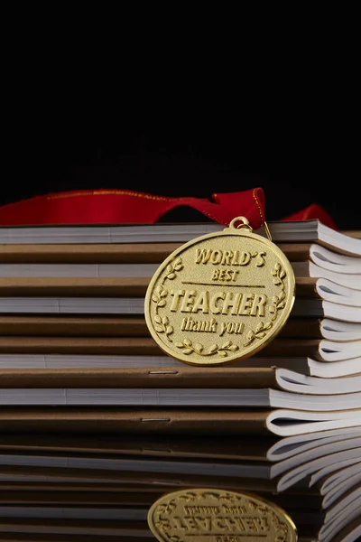 Medalla Oro Descansa Libro Ejercicios — Foto de Stock