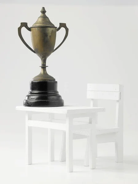 Mesa Escuela Miniatura Silla Trofeo Sobre Fondo Blanco —  Fotos de Stock