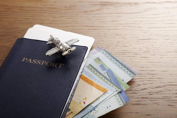 Conceito Viagem Passaporte Pequeno Avião Fundo Madeira Com Espaço Cópia — Fotografia de Stock