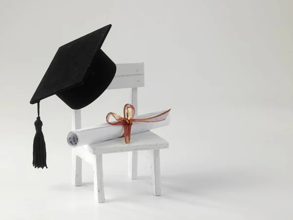 Chaise École Miniature Rouleau Diplôme Panneau Mortier Sur Fond Blanc — Photo