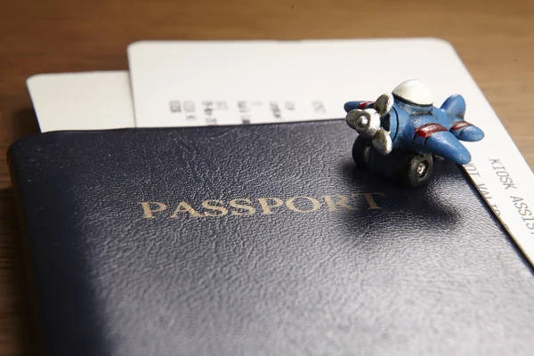 Conceito Viagem Passaporte Pequeno Avião Fundo Madeira Com Espaço Cópia — Fotografia de Stock