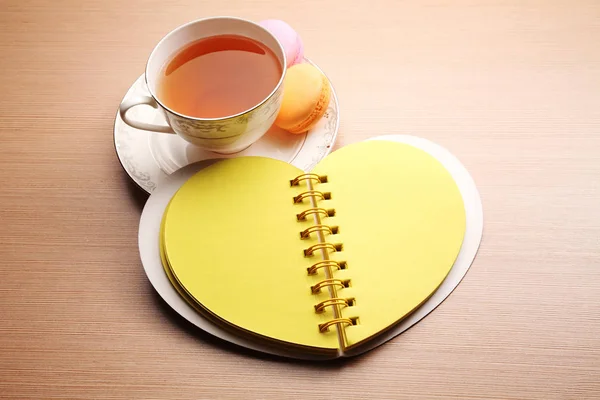 Tasse Heißen Englischen Tee Mit Macarons Und Herzförmigem Notizbuch — Stockfoto