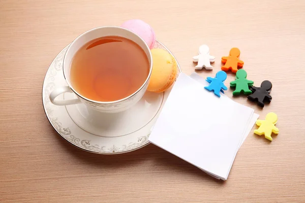 Tasse Tee Und Macarons Mit Unbeschriebenem Blatt Für Die Botschaft — Stockfoto