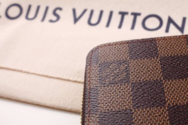 Kuala Lumpur, Malezya - 19 Aralık 2016: Louis Vuitton cüzdan beyaz arka plan üzerinde