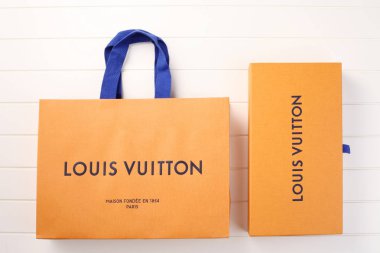 Kuala Lumpur, Malezya - 19 Aralık 2016: Louis Vuitton kağıt çanta ve cüzdan için kutusu 