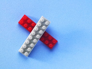 Mavi arkaplanda plastik yapı taşları