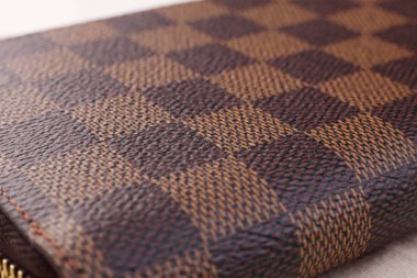 Kuala Lumpur, Malezya - 19 Aralık 2016: Louis Vuitton cüzdan beyaz arka plan üzerinde