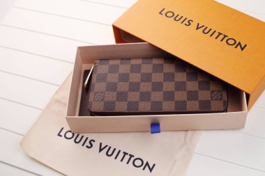 Kuala Lumpur, Malezya - 19 Aralık 2016: Louis Vuitton cüzdan beyaz arka plan üzerinde