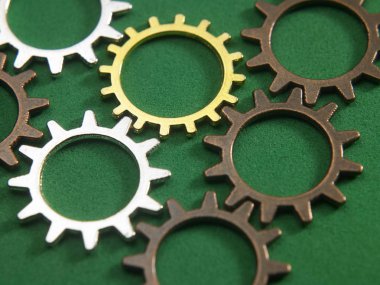 yeşil zemin üzerine metal dişliler 