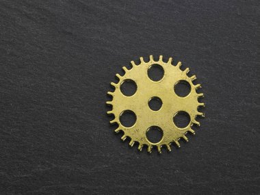 Konsept saat metal dişliler koyu arka plan üzerinde görünümü top