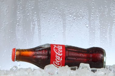 Kuala lumpur Malezya-14 Şubat 2017 editoryal fotoğraf buzlu bir dondurucuda klasik Coca-Cola olabilir. Coca-Cola Company en popüler pazar lideridir .