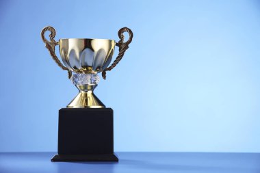 mavi zemin üzerine altın kupa