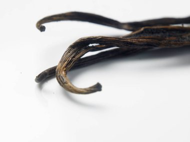 Beyaz arka planda, vanilya çubukları yakın çekim