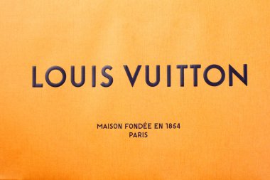 Kuala Lumpur, Malezya - 19 Aralık 2016: kağıt çanta Louis Vuitton logosunun kapat