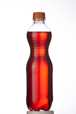 Beyaz arka plan üzerinde etiketlenmemiş alkolsüz içecek