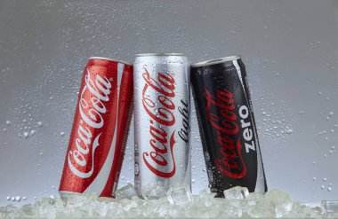 Kuala lumpur Malezya-14 Şubat 2017 editoryal fotoğraf buzlu bir dondurucuda klasik Coca-Cola olabilir. Coca-Cola Company en popüler pazar lideridir 