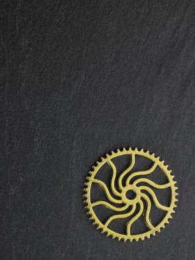 Konsept saat metal dişliler koyu arka plan üzerinde görünümü top