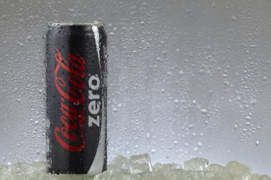 Kuala lumpur Malezya-14 Şubat 2017 editoryal fotoğraf buzlu bir dondurucuda klasik Coca-Cola olabilir. Coca-Cola Company en popüler pazar lideridir