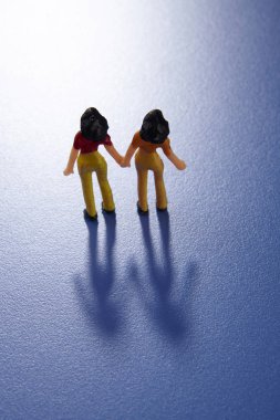 Kuala Lumpur, Malezya - 25 Eylül 2017: elele iki oyuncaklar kadın figürleri 
