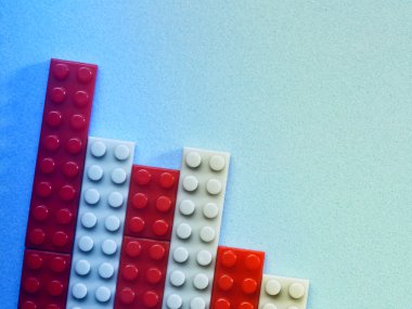 Mavi arkaplanda plastik yapı taşları